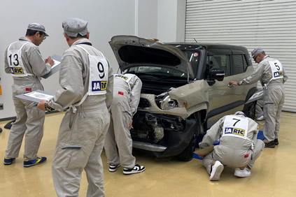 損傷診断(フロント)を行う出場者の皆さん